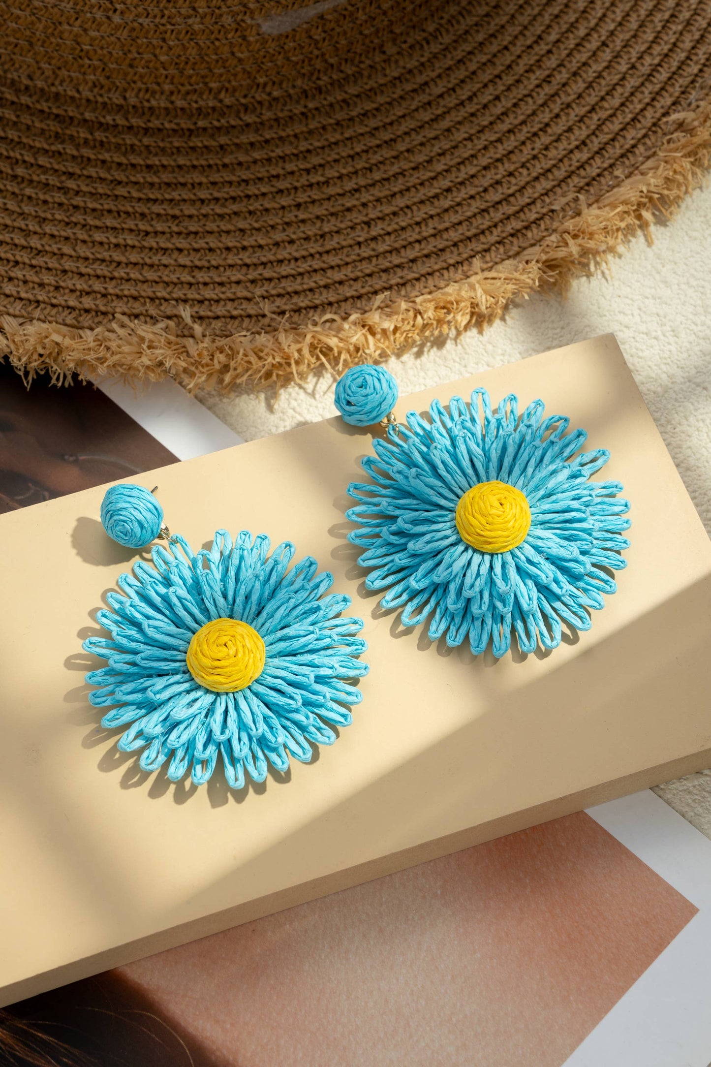 Confezione da 5 paia di orecchini a forma di fiore colorati con perni in acciaio