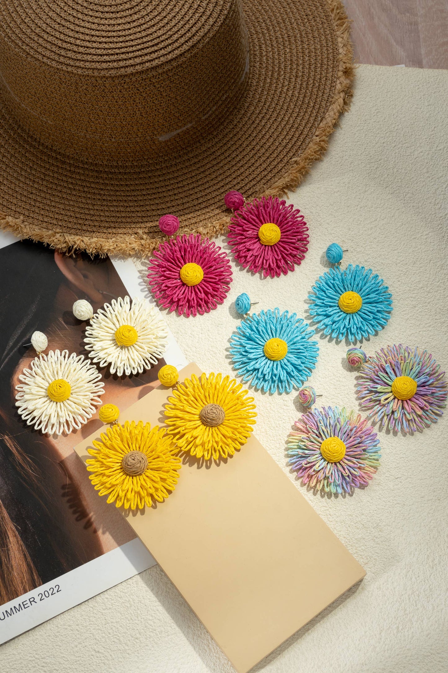 Confezione da 5 paia di orecchini a forma di fiore colorati con perni in acciaio