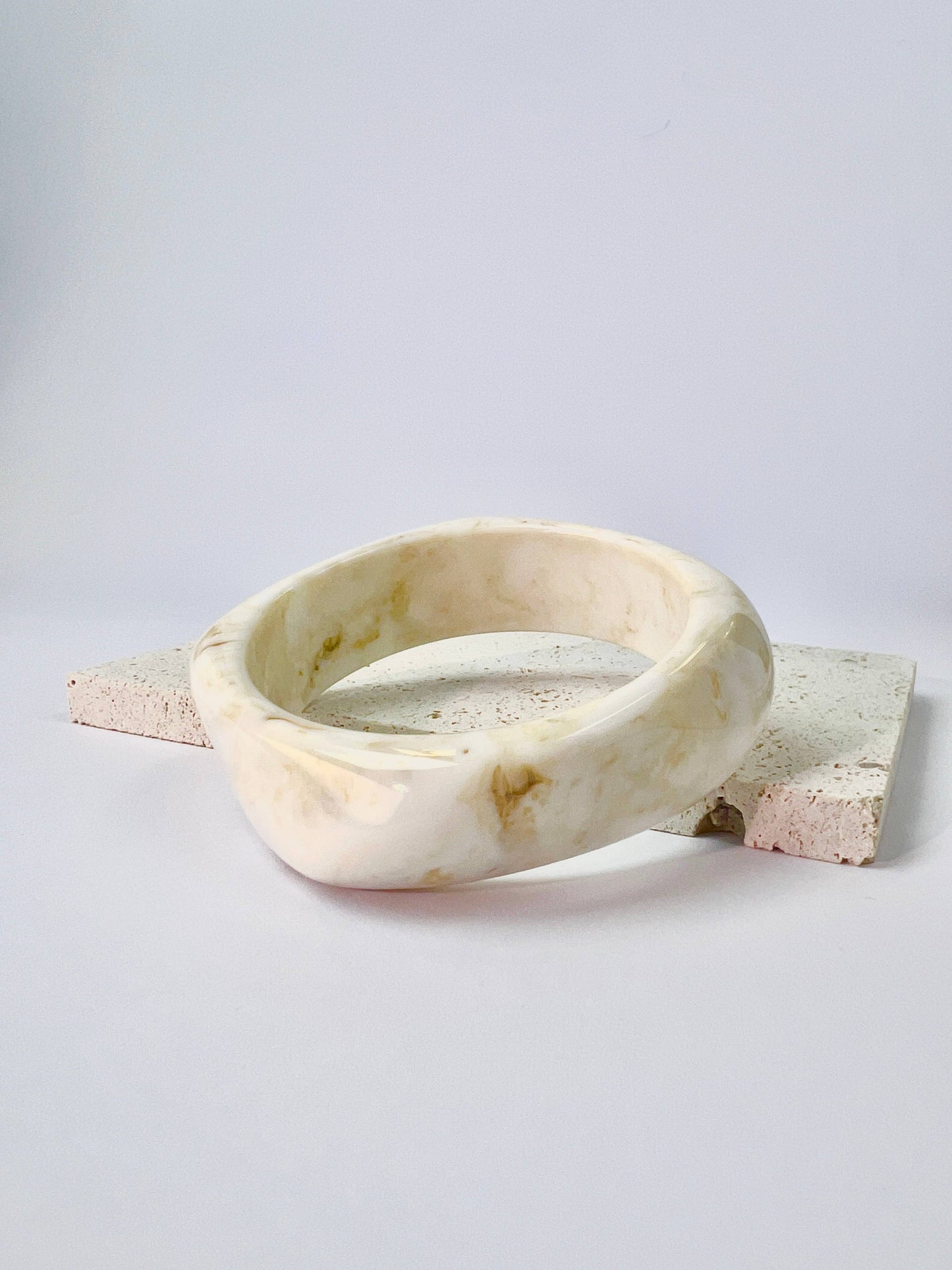 Bracciale rigido in resina alla moda