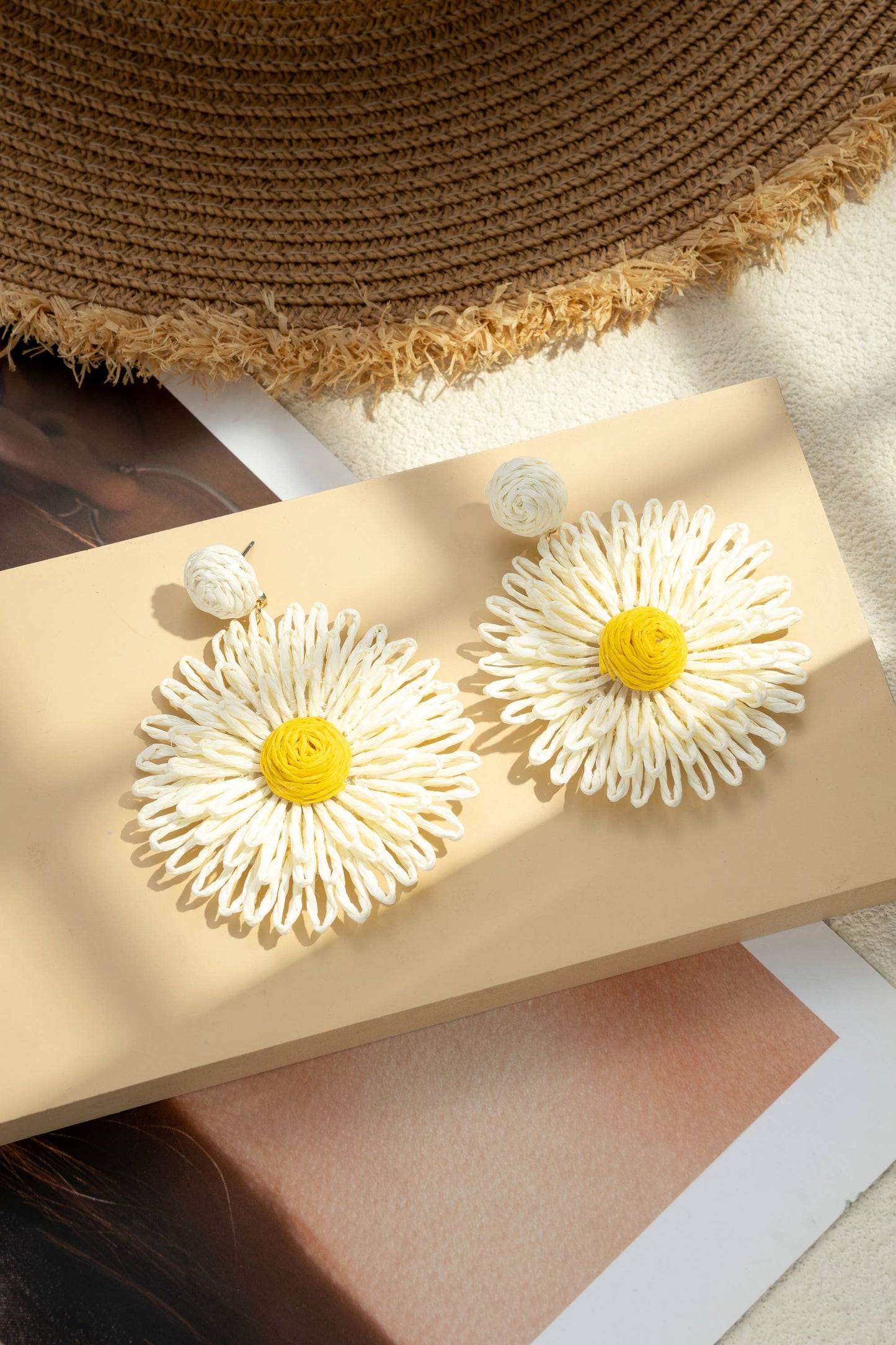 Confezione da 5 paia di orecchini a forma di fiore colorati con perni in acciaio