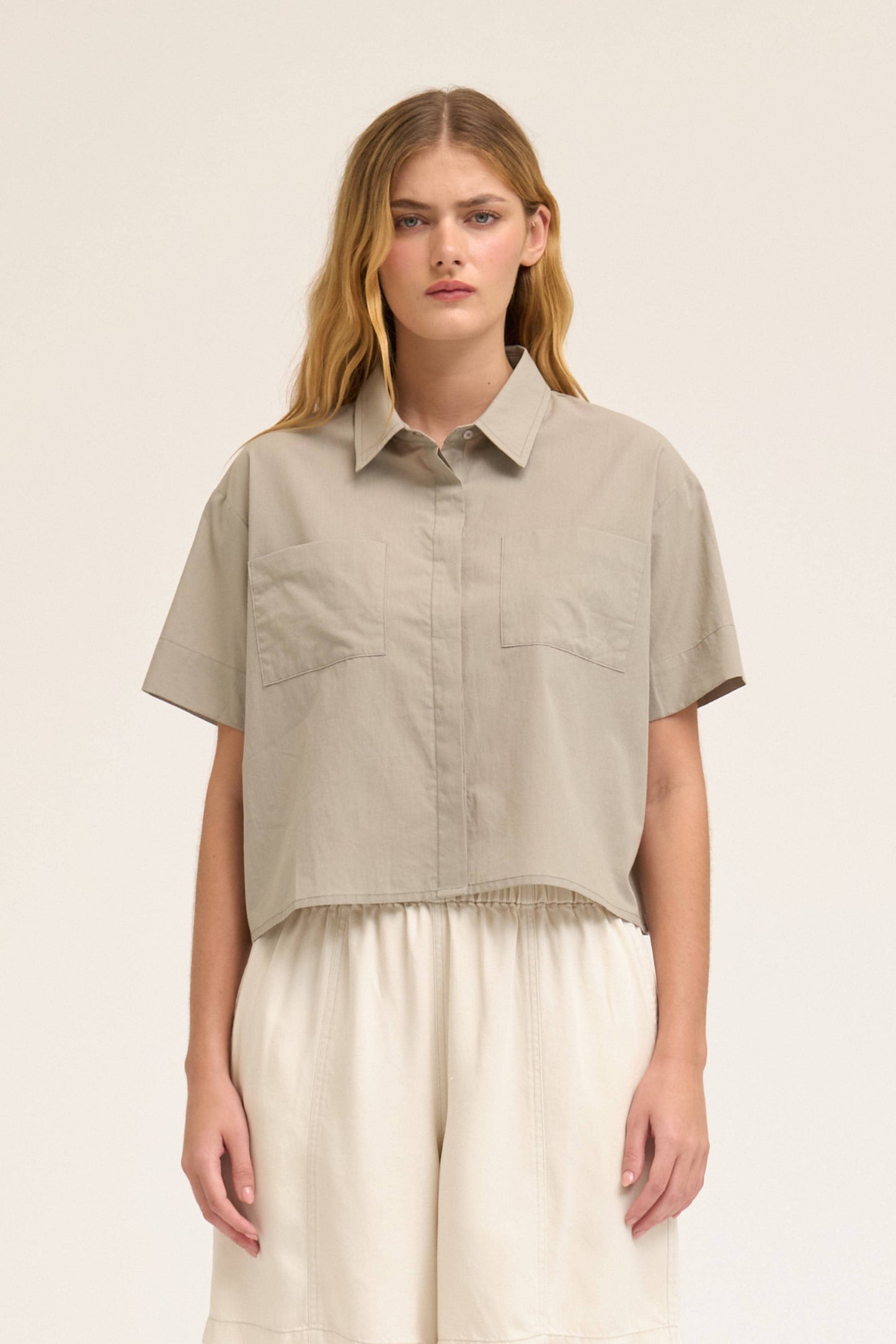 42277 - CAMICIA CORTA A MANICHE CORTE CON BOTTONI