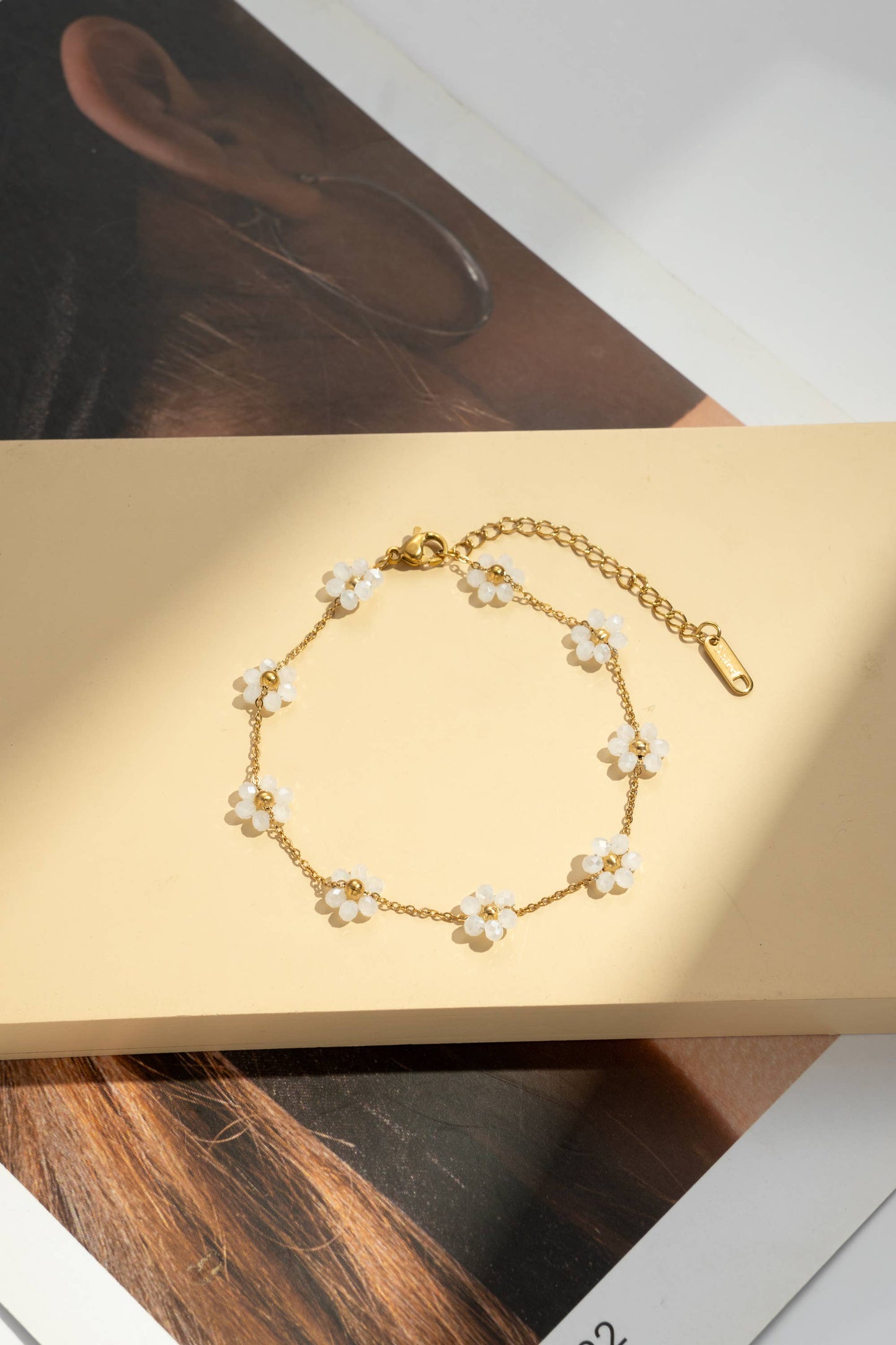 Confezione da 8 cavigliere con fiori dorati e perle colorate