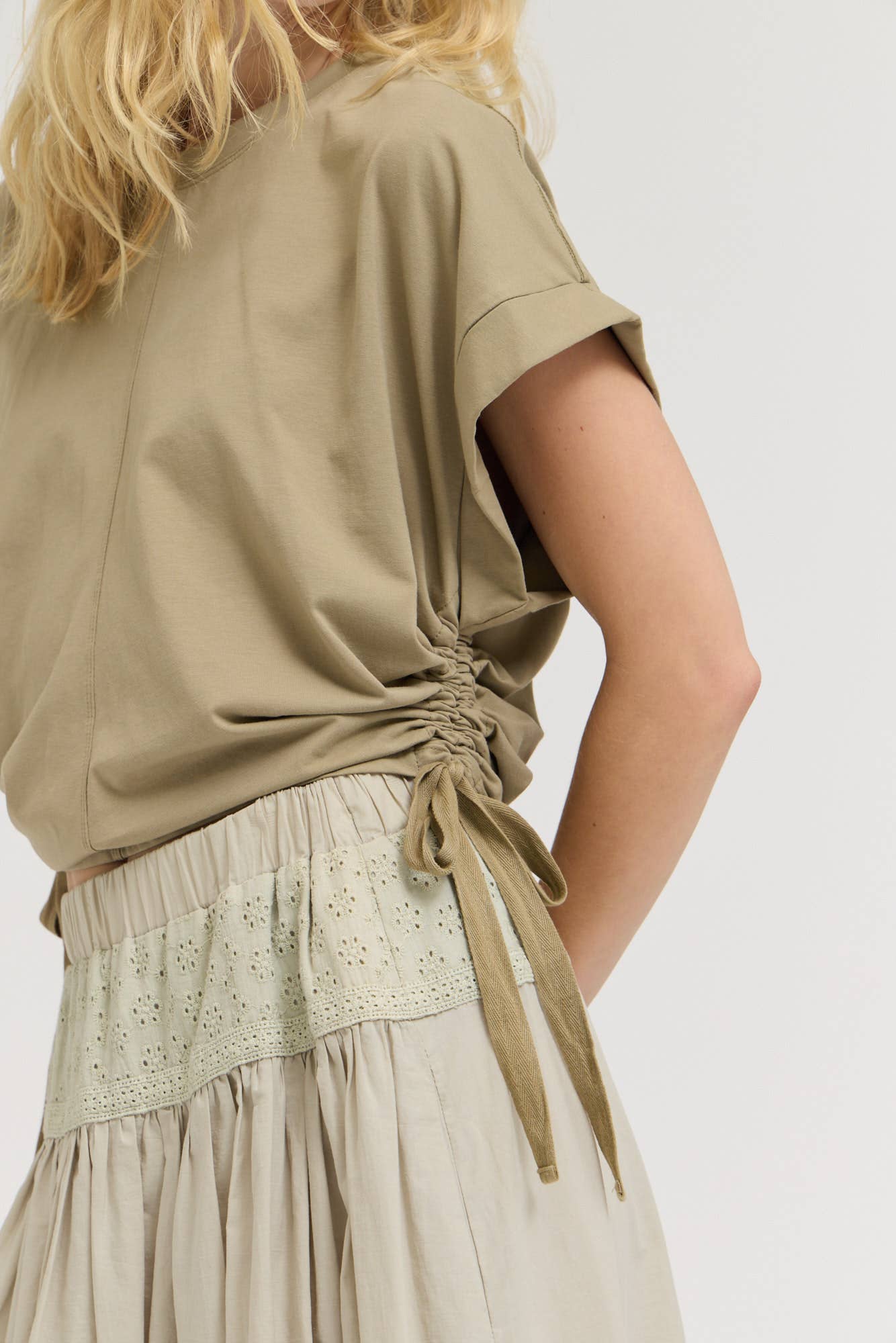 41628 - MAGLIETTA CON ELASTICO LATERALE: BROWN MUSTARD / Contemporaneo / MEDIO