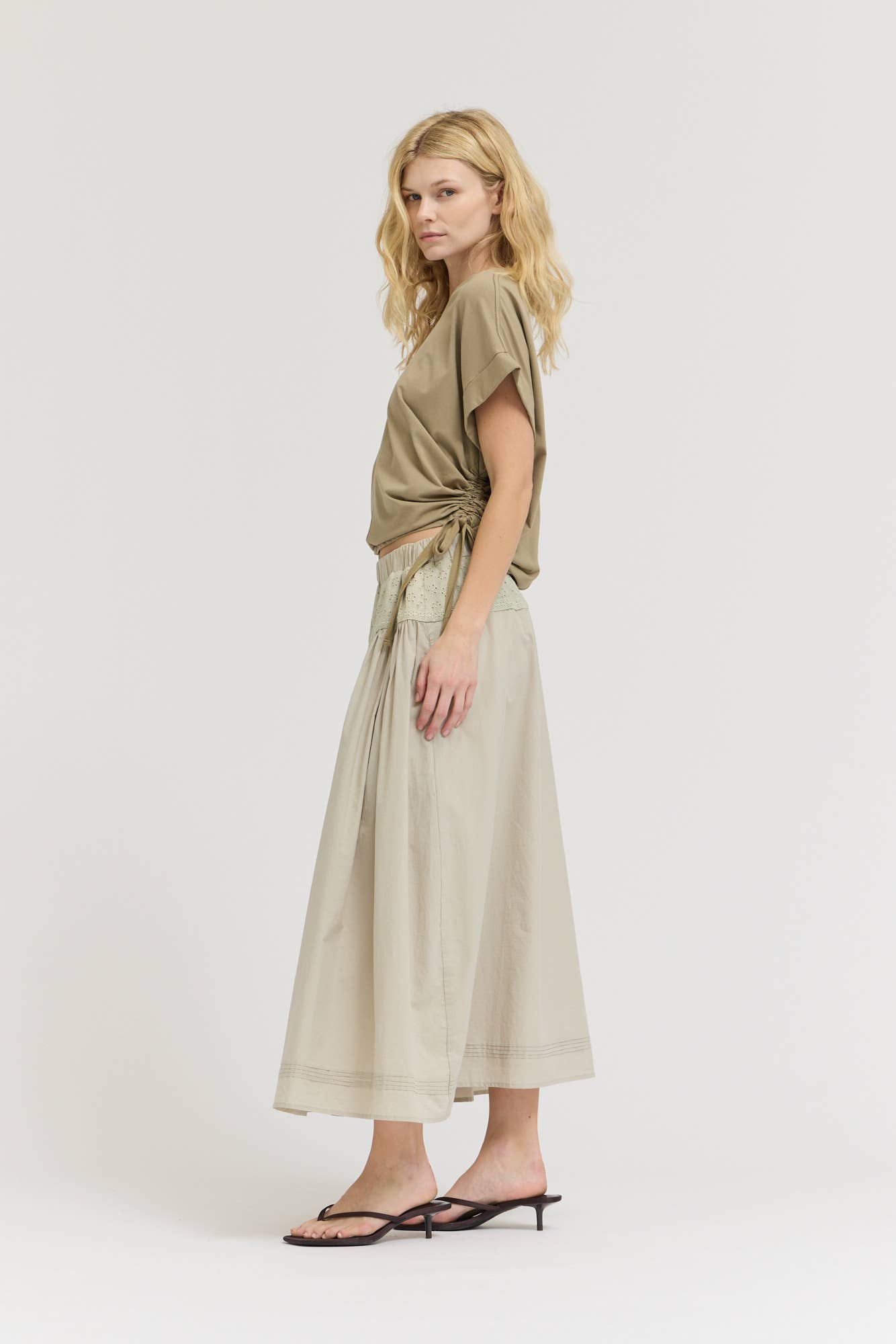 41628 - MAGLIETTA CON ELASTICO LATERALE: BROWN MUSTARD / Contemporaneo / MEDIO