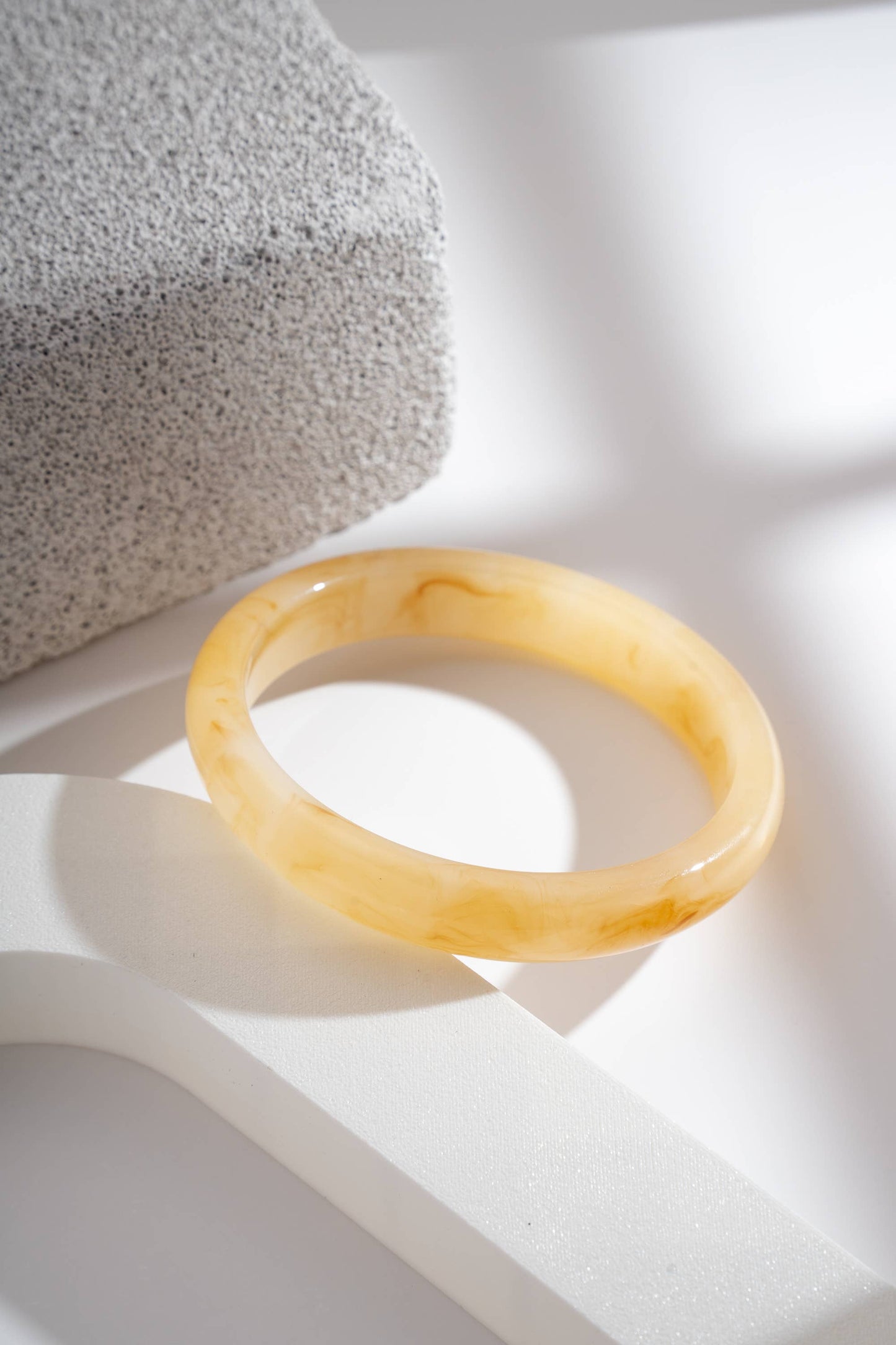 Bracciale Sottile in Resina Effetto Marmo — Bracciale Chic Leggero da Abbinare