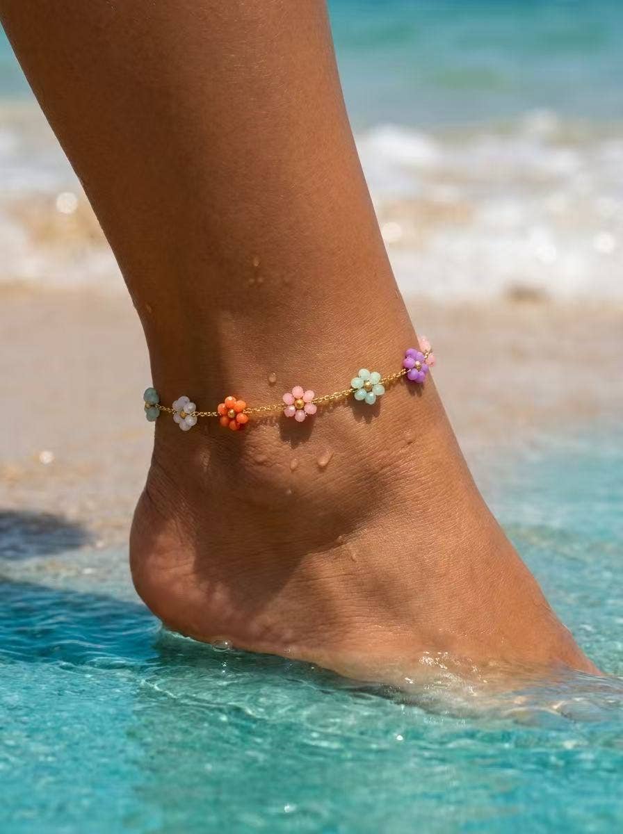 Confezione da 8 cavigliere con fiori dorati e perle colorate