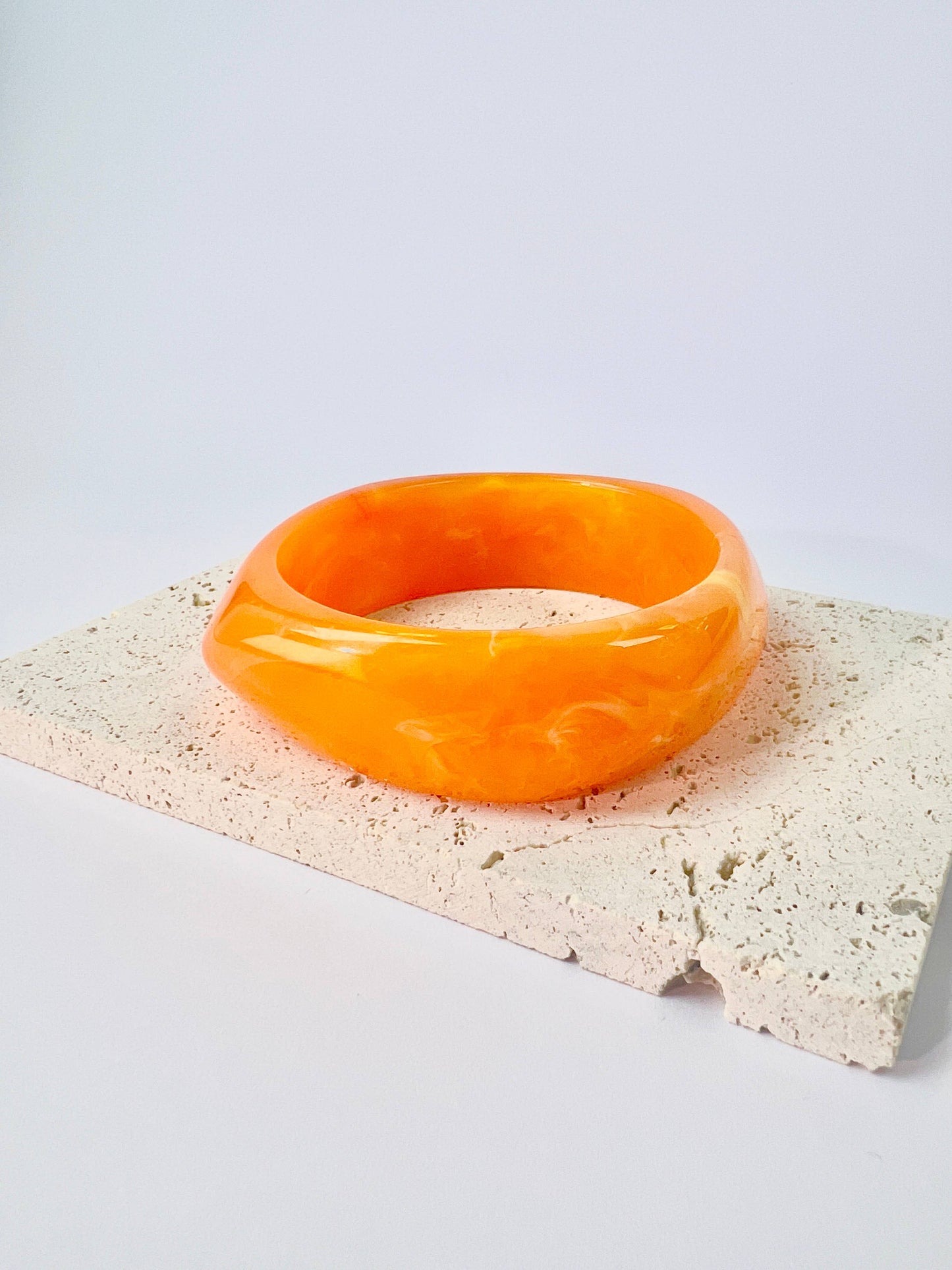Bracciale rigido in resina alla moda