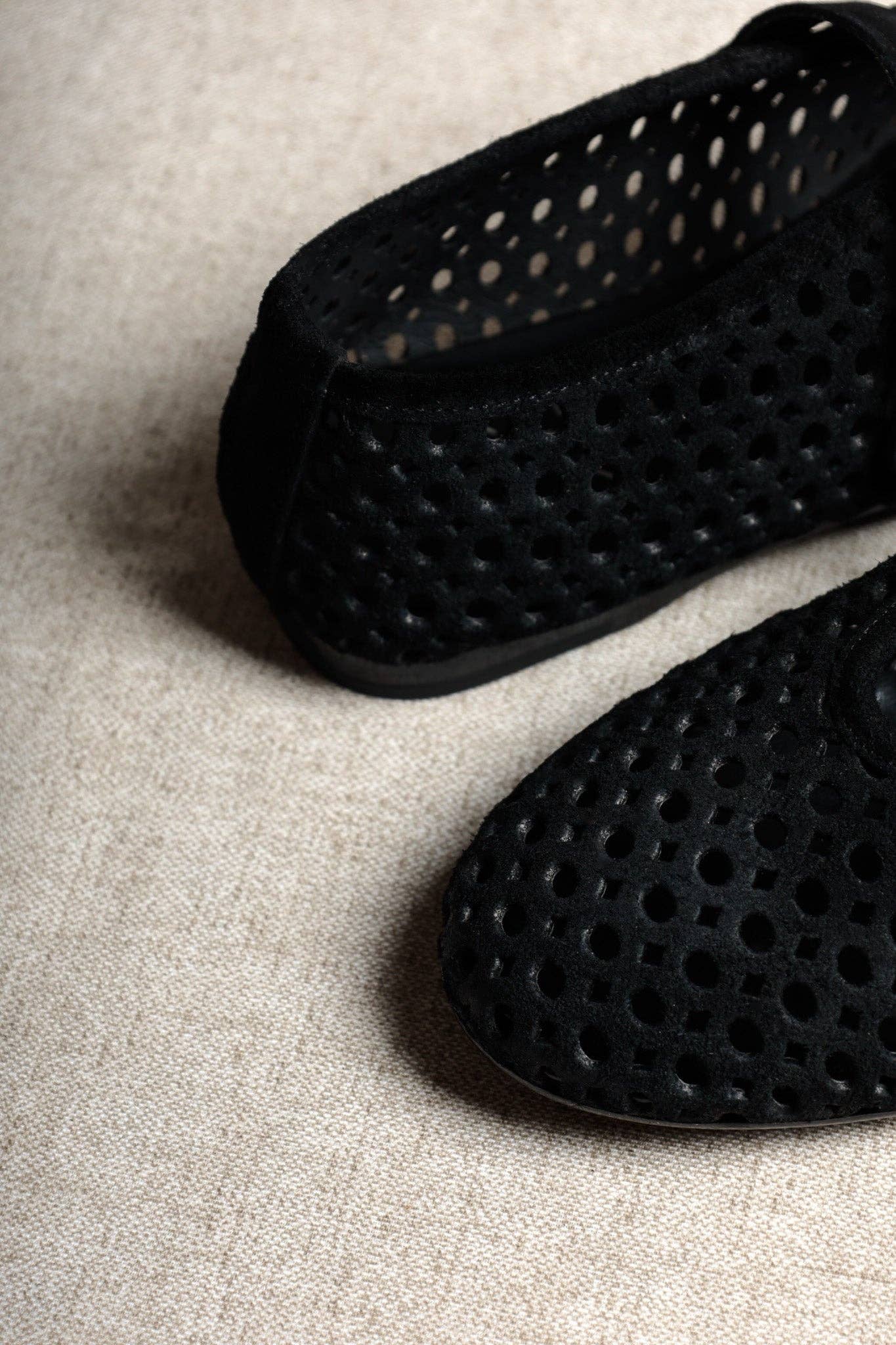 CARROLL NERO SCAMOSCIATO – Ballerine in Pelle Scamosciata Traforata con Fibbia