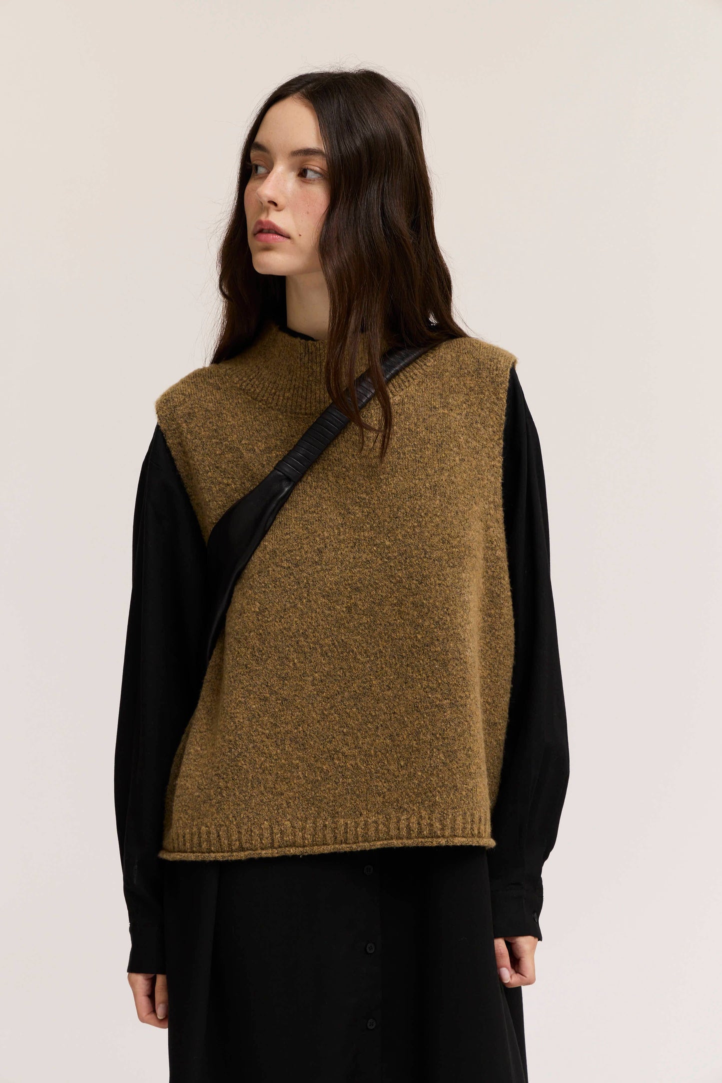 42367 - GILET IN MAGLIA CON SPACCHI: CAMMELLO / Contemporaneo / M