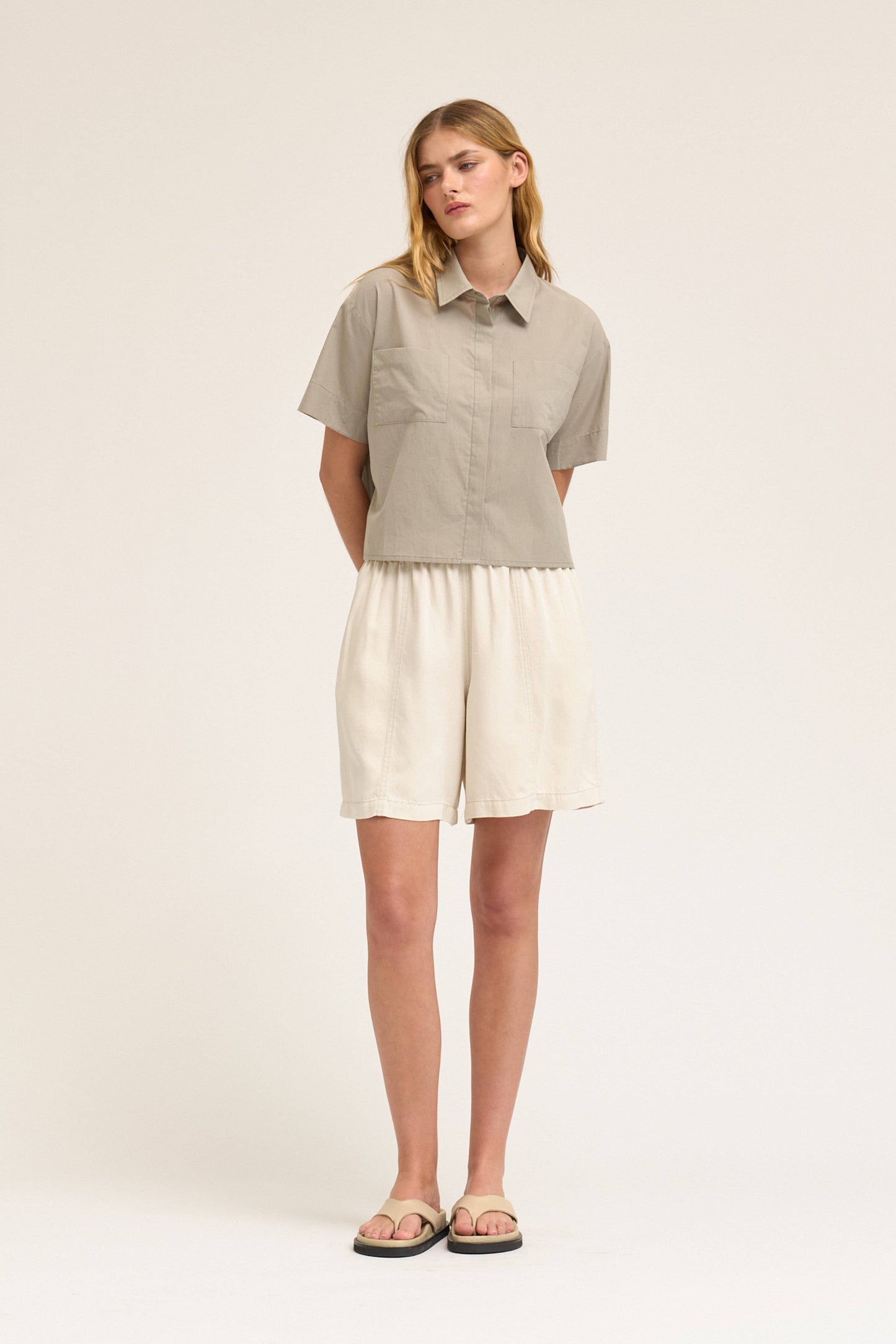 42277 - CAMICIA CORTA A MANICHE CORTE CON BOTTONI