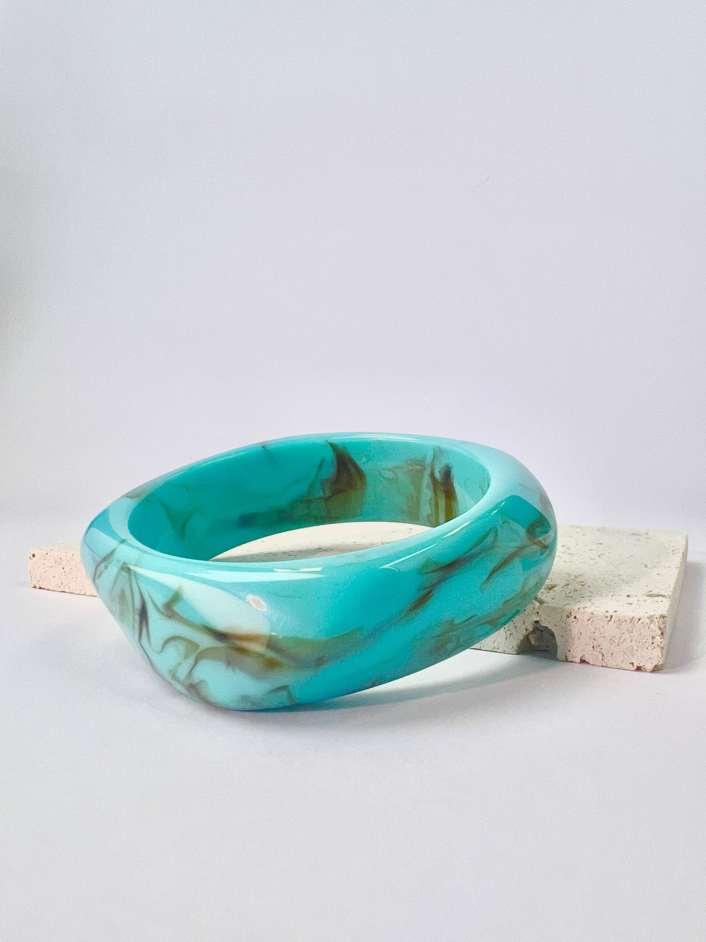 Bracciale rigido in resina alla moda