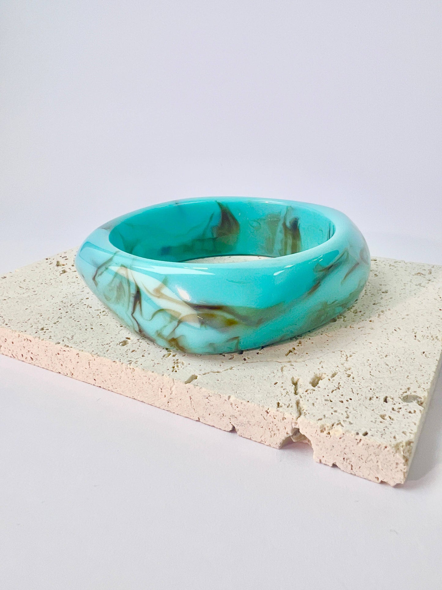 Bracciale rigido in resina alla moda