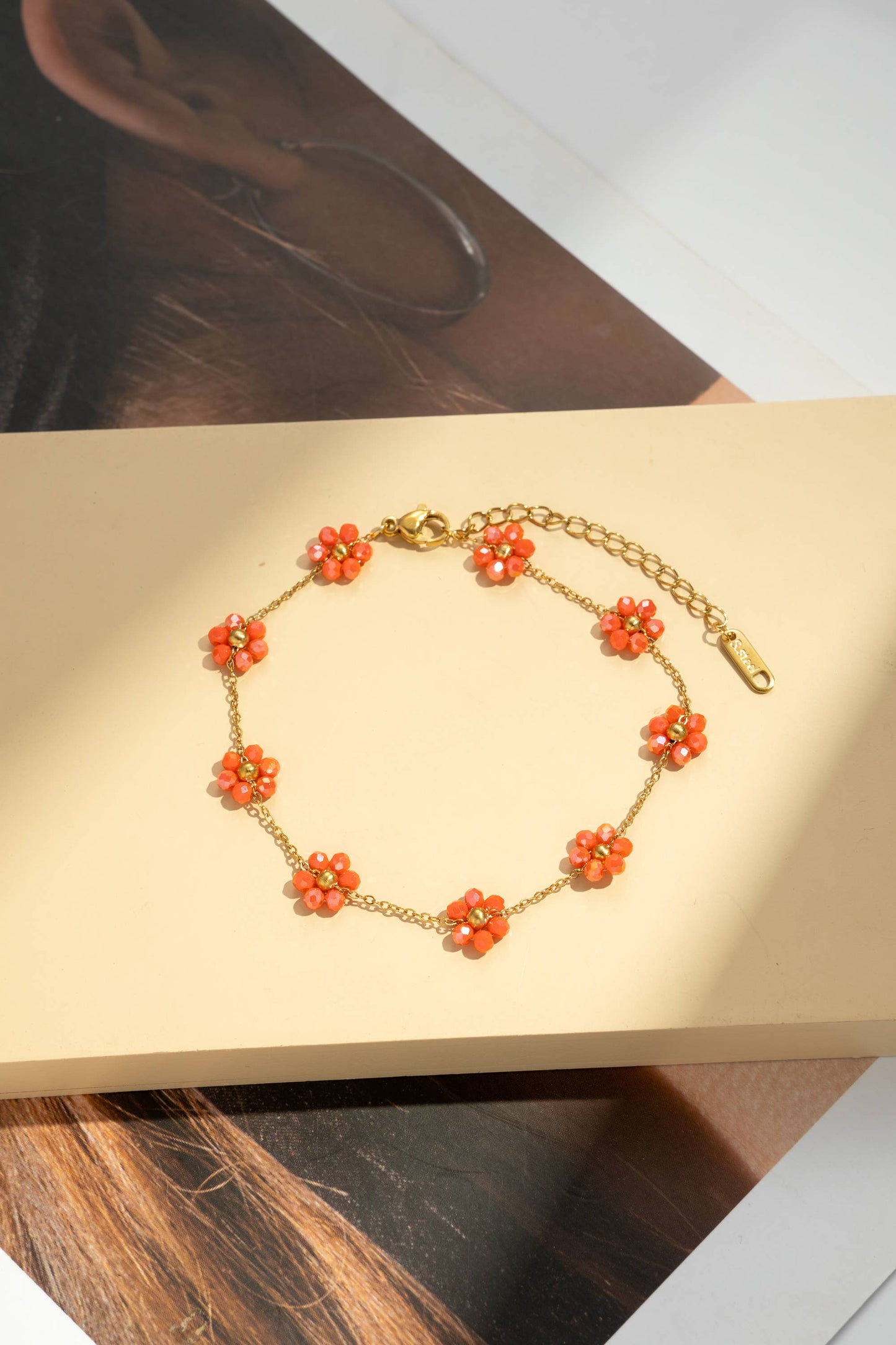 Confezione da 8 cavigliere con fiori dorati e perle colorate