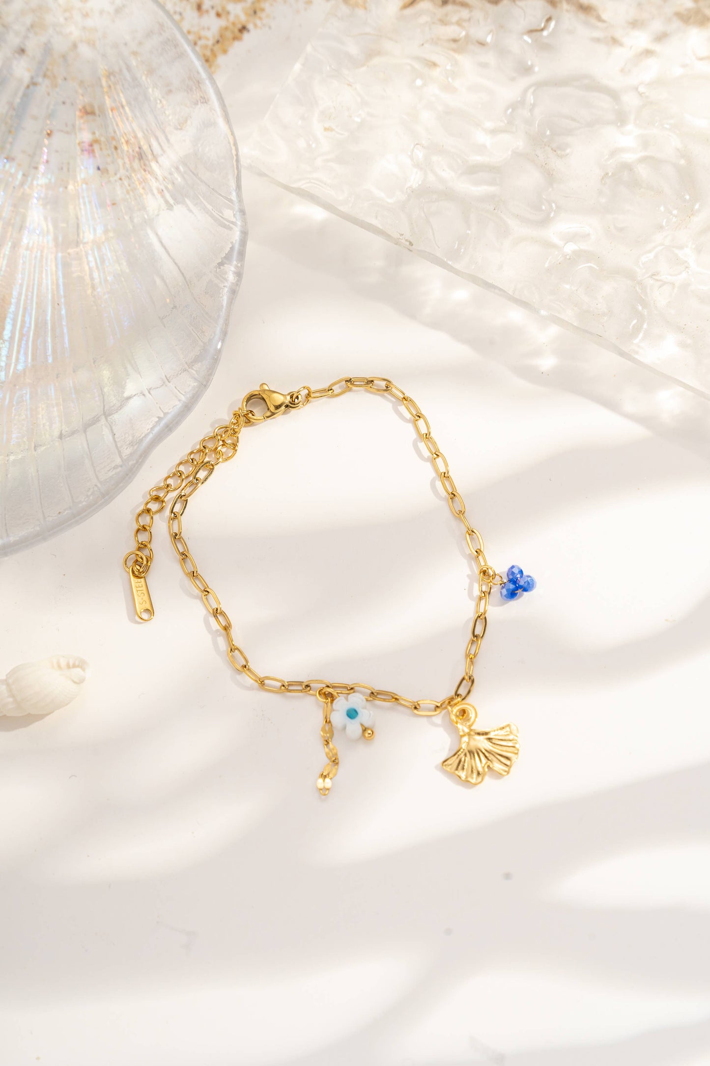 Lotto da 12 braccialetti assortiti con charms marini turchese e conchiglia