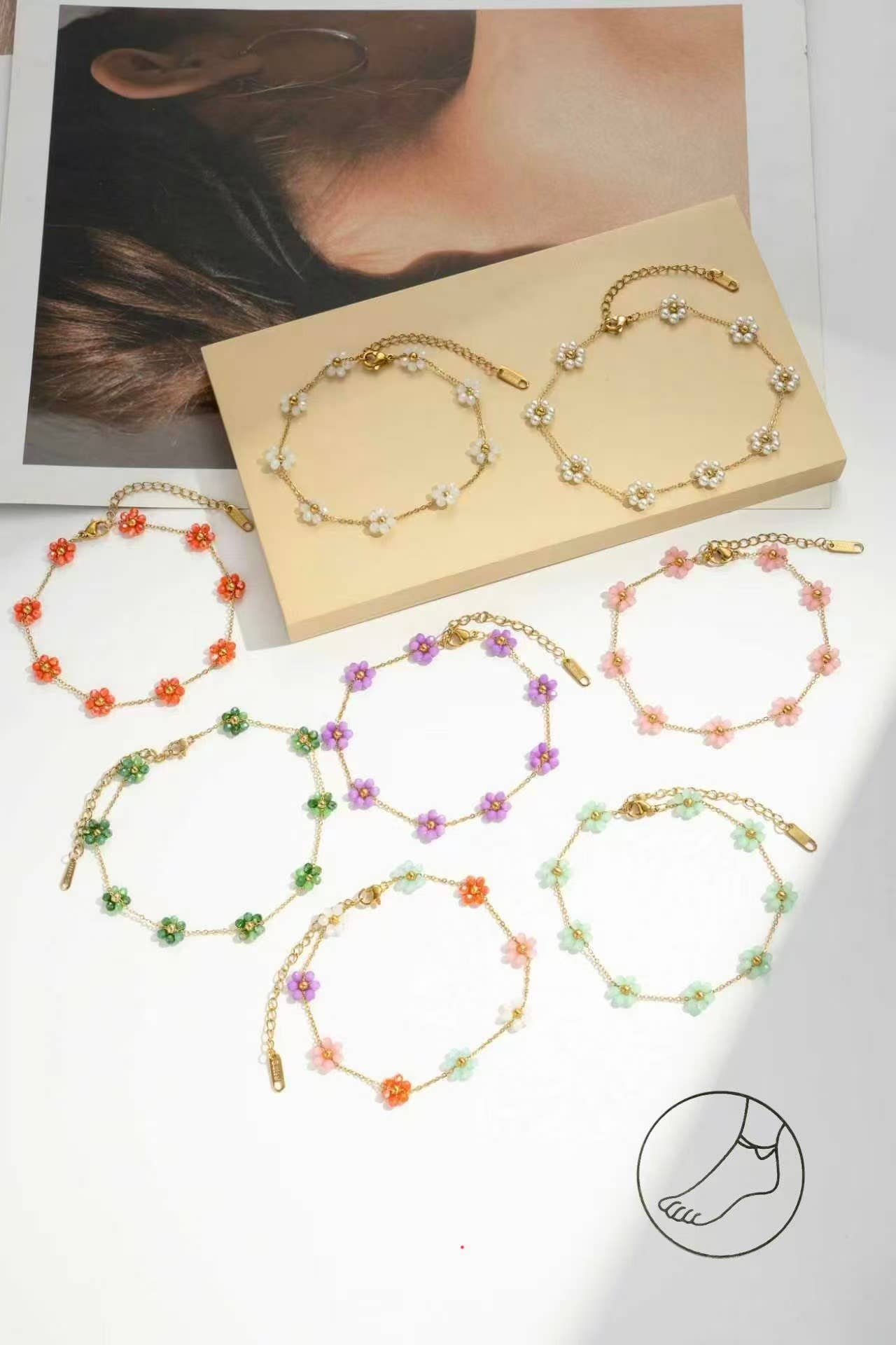 Confezione da 8 cavigliere con fiori dorati e perle colorate
