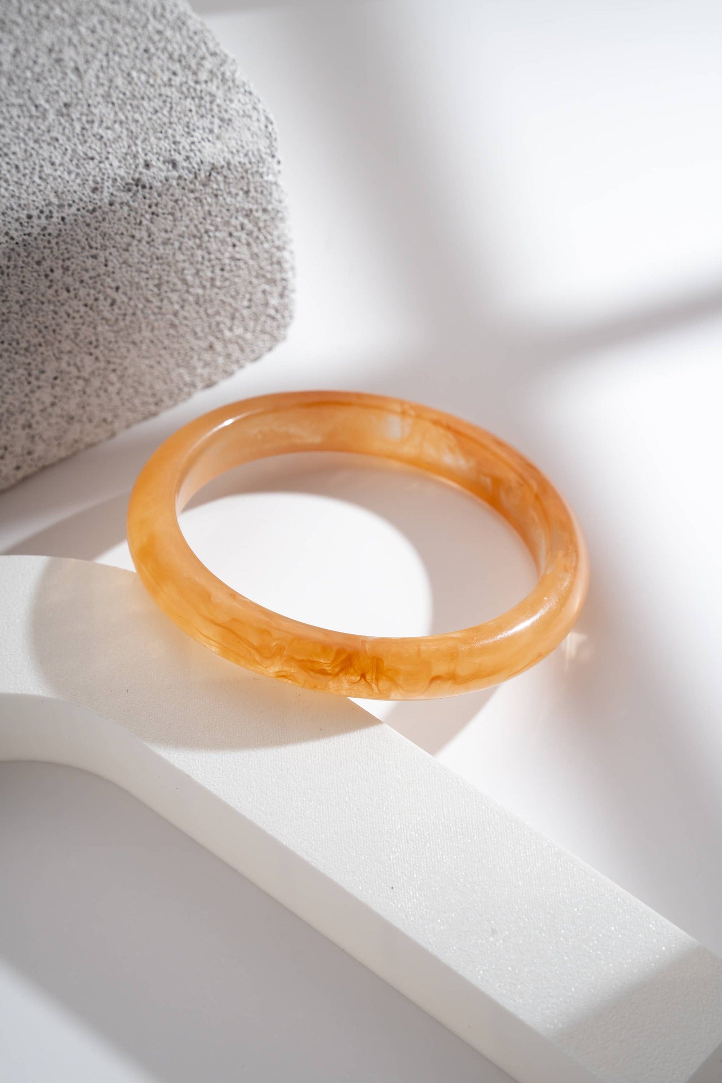 Bracciale Sottile in Resina Effetto Marmo — Bracciale Chic Leggero da Abbinare