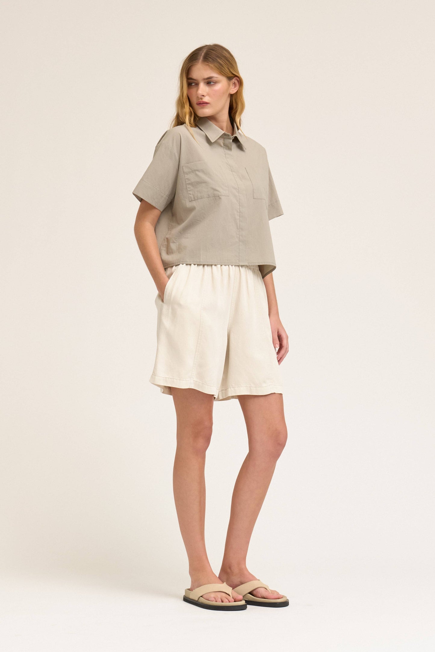 42277 - CAMICIA CORTA A MANICHE CORTE CON BOTTONI