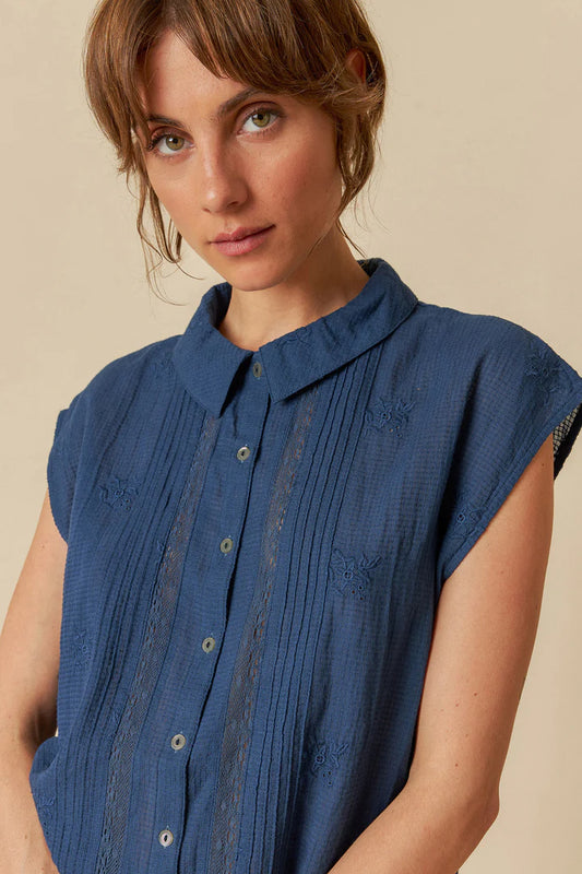 Camicetta smanicata con ricami indigo blue
