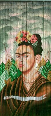 Tenda ombreggiante con fili in bamboo illustrata Frida Kahlo con fiori